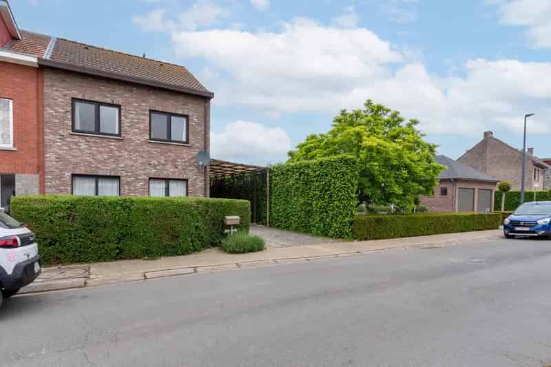 Halfopen gezinswoning in rustige woonwijk