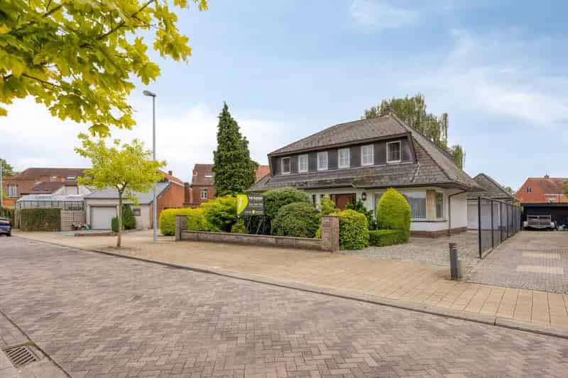 Te renoveren woning met 4 ruime slpks en praktijkruimte op 493 m² te St.-Jozef-Olen !