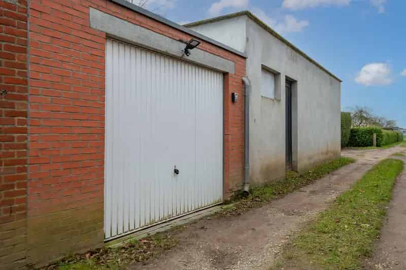 Garagebox te Koop - Ruime Parkeerplaats met Elektriciteit