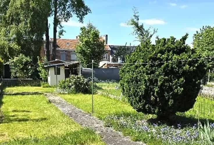 Gezinswoning met Tuin nabij Winkels en Autosnelweg