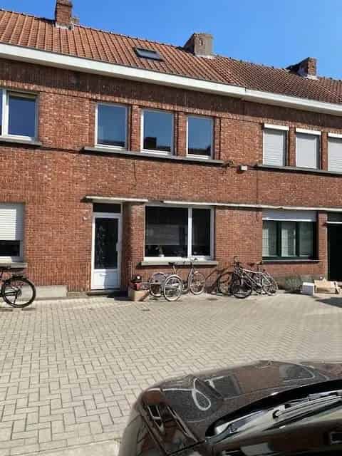 Rijwoning met tuin te koop