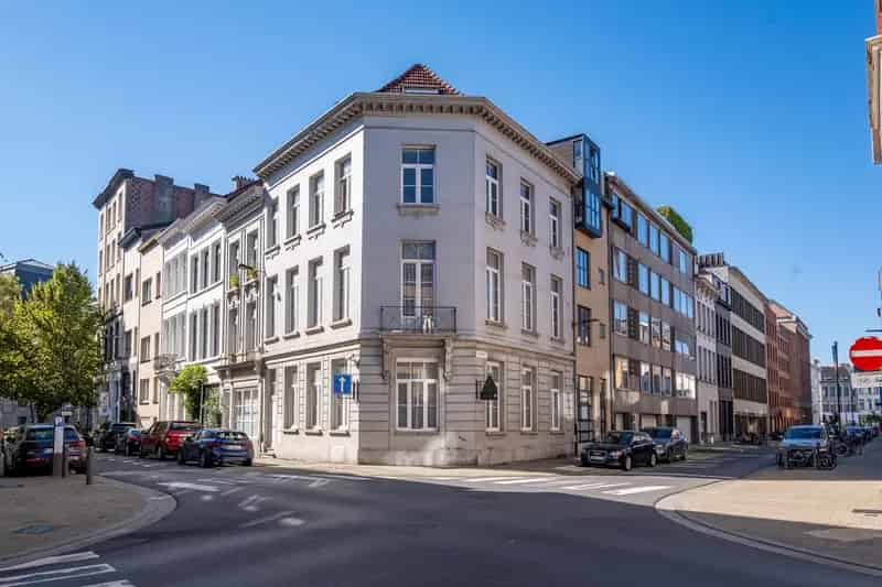 Lichtrijk en gerenoveerd hoekappartement aan Mechelsplein 8525003