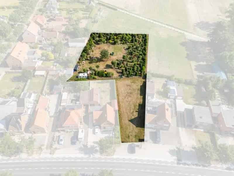 Bouwgrond met potentie en uitgestrekte tuin