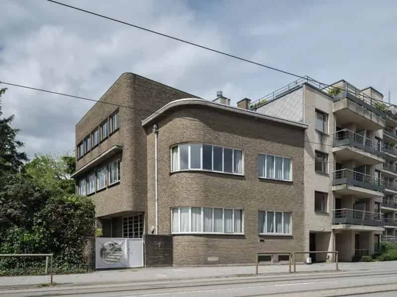 Villa Sint-Pieters Station: Imposante halfvrijstaande villa met parktuin