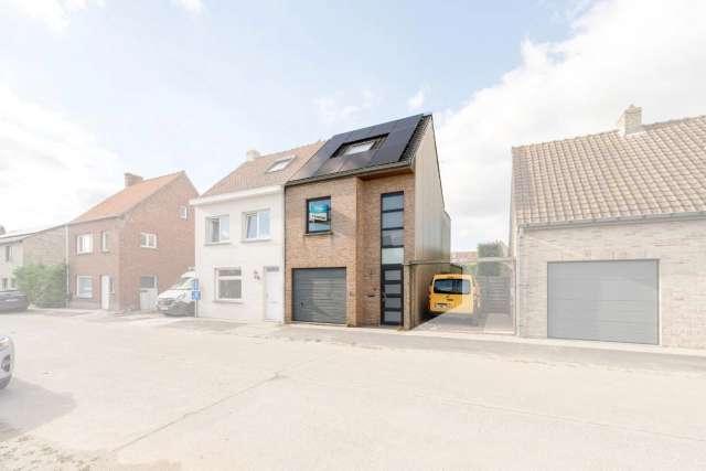 Instapklare rijwoning met inpandige garagebox en gunstig EPC te koop te Koekelare!