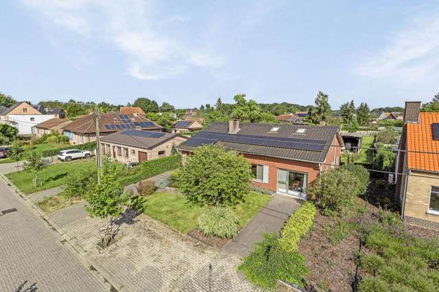 Mooi Gelegen Praktische Woning Met Bijgebouwen In Tuin