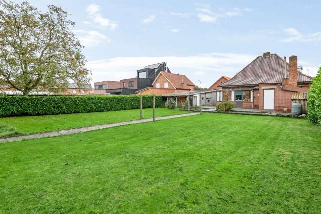 Te renoveren charmante woning met 3 slaapkamers, veranda, garage en tuin