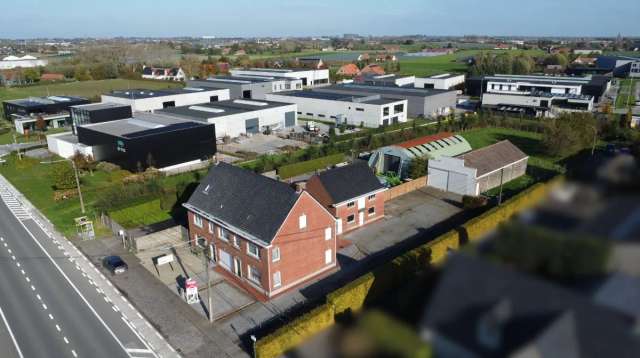 Ruime gezinswoning met bijgebouw, loods en weide op 1.606m²