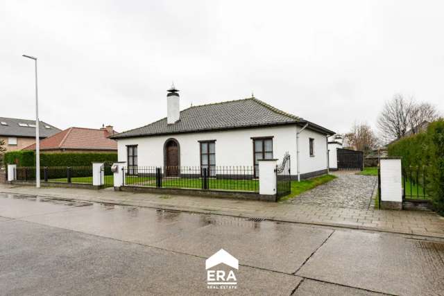 Tradiotionele bungalow met 3 slaapkamers in villawijk.