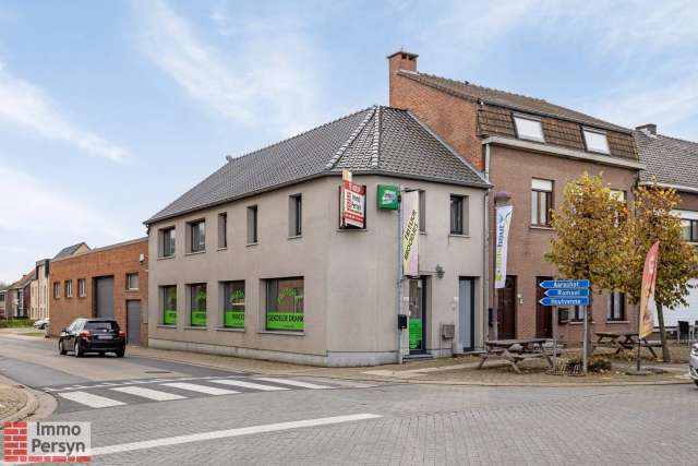 Opbrengsteigendom met horecazaak, appartement en ruime loods op toplocatie in Westmeerbeek