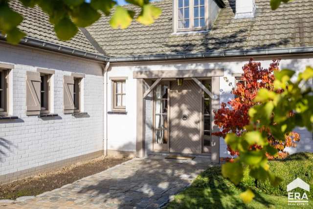 Gelijkvloerse villa (217m²) met min 3 slpk, 2 garages op 14a