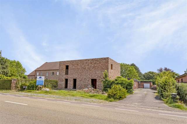 TE KOOP: verder af te werken nieuwbouwwoning (305m²) op 14a13ca!