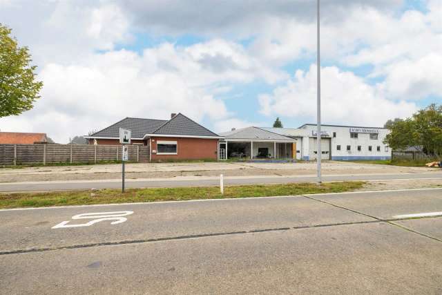 Gelijkvloerse woning met ruim magazijn (ca.580m²) op 20a 17ca