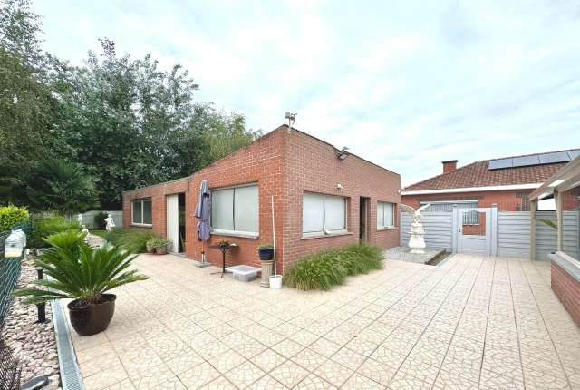 Brede gevelwoning met 3 kamers, tuin, garage en ruim bijgebouw