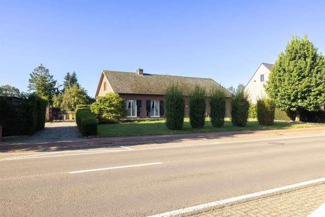 Ruime gelijkvloerse woning met 3 slpk op 18a 30ca