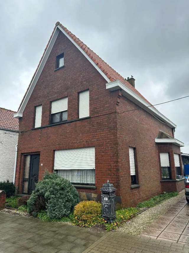 Woning met 4 slaapkamers en garage te Eernegem