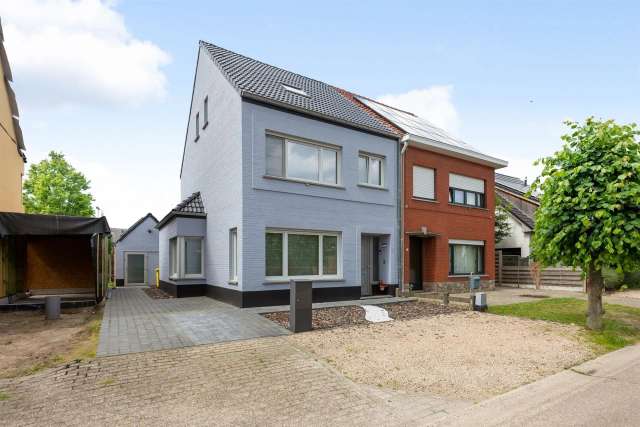 Gerenoveerde gezinswoning met 4 slaapkamers en tuin