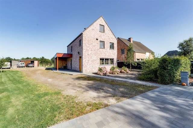 Recente OB met 4 slk op 2200 m² met 2 paardenstallen