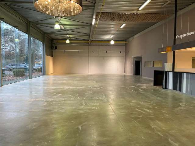 Showroom met kantoor en opslagruimte