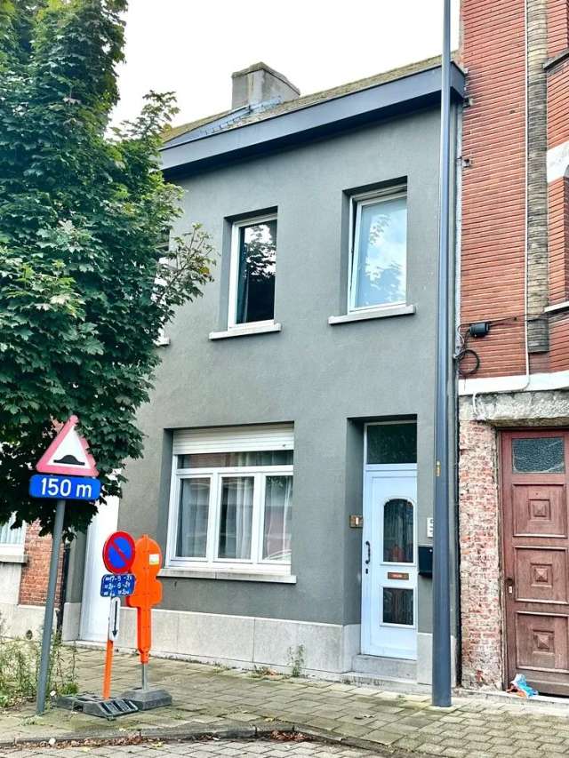 Woning met 3 (mogelijk 4) slaapkamers en tuin.