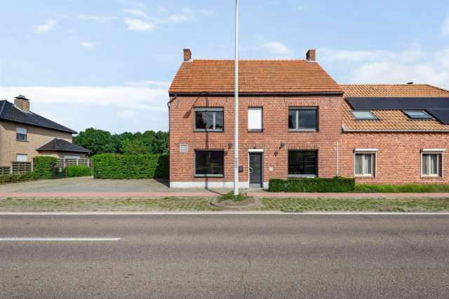 Ruime handelswoning met 6 slpks. aan een doorgaande weg met 1.544 m² grond.