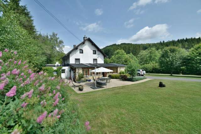 Domein van bijna 6 ha met een charmant landhuis en multifunctioneel vrijstaand bijgebouw op een idyllische, natuurrijke locatie te Amel