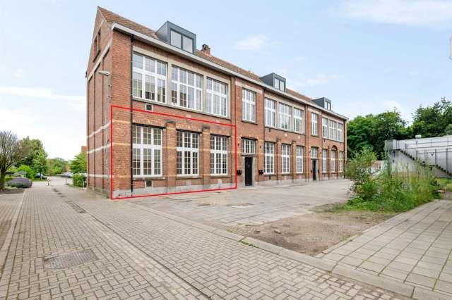 Gerenoveerd gelijkvloers appartement met mezzanine, tuin en autostaanplaats!