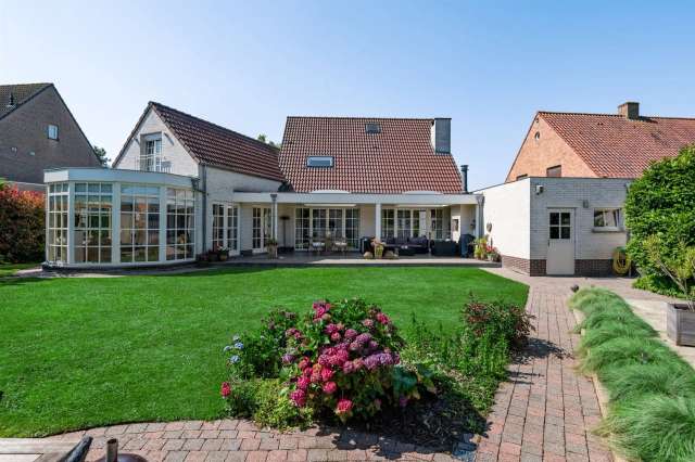 Charmante woning met verwarmd zwembad, 4 slpks en 722m² perceel