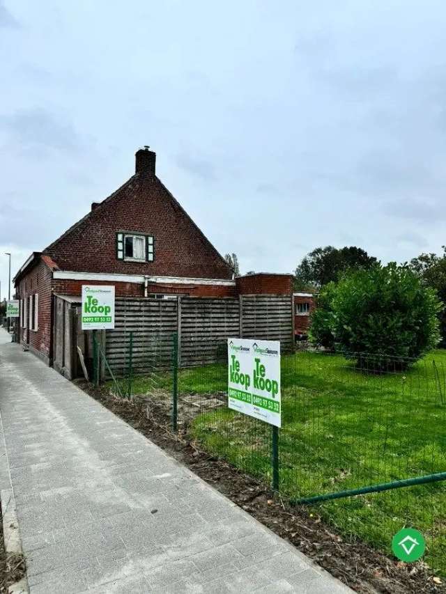 Te renoveren woning met 3  slaapkamers en bijhorend stuk grond te Koekelare