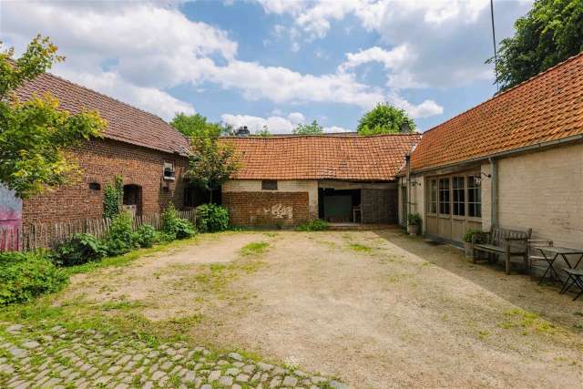 uniek gelegen vierkantshoeve in Schorisse