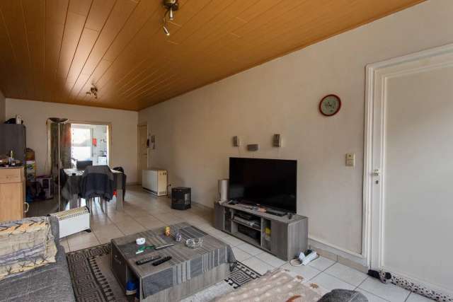 Ruime, te renoveren woning met 2 à 3 slpks, tuin & garage in Wommelgem!