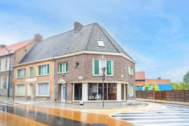 Handelswoning met 5 slaapkamers, tuin en ruime garage