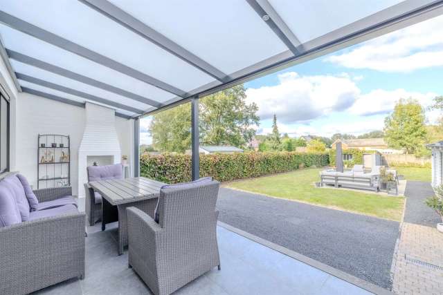 Woning met 3 slaapkamers, bureau en garage op1198m²