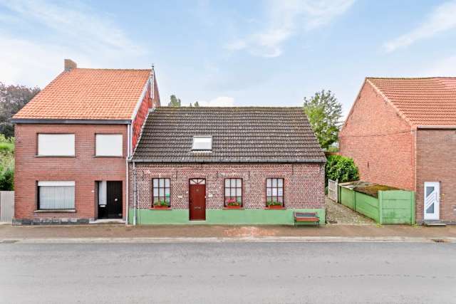 Charmante woning met garage op ruim perceel van 1440 m²