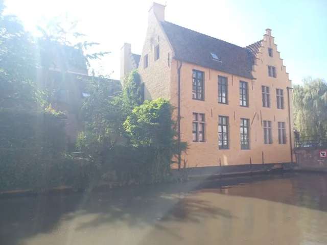 Historisch pand met 3 kamers, garages en tuin aan de Lieve te Gent