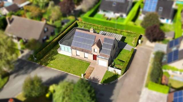 Villa met zonnepanelen in doodlopende straat