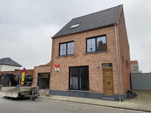 Gerenoveerde woning met 3 slpk en garage te Rollegem-Kapelle