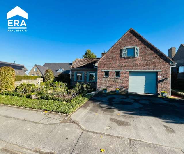 Villa met 3 slaapkamers, garage en grote tuin te koop!