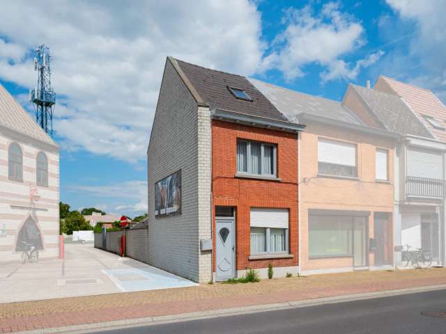 Te moderniseren halfopen woning met 3 slaapkamers.