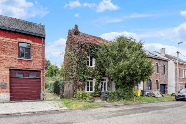 Te renoveren driegevelwoning met 3 slaapkamers en grote tuin