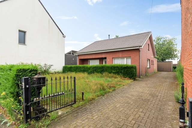 Te renoveren woning met 2 slpks. op ca 725 m² grond