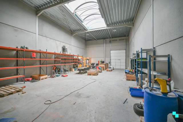 Magazijn met automatische sectionaalpoort in Waregem