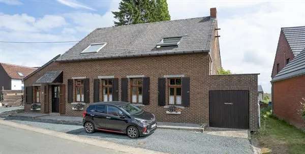 Een ruime, op te knappen, alleenstaande woning met zwembad, op een prachtig perceel van 26 are