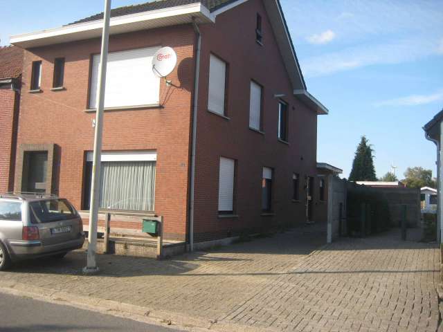 Ruim gelijkvloers appartement met binnenpleintje, garage en bergplaats