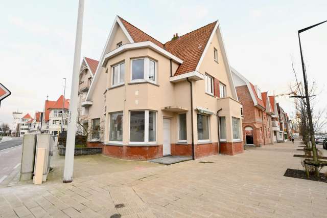 Alleenstaande charmante villa met 6 slaapkamers gelegen midden in het hartje van Duinberge