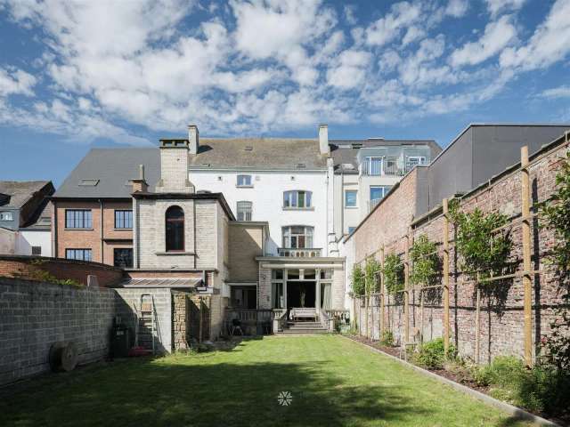 Burgerwoning in neoclassicistische stijl te koop in het centrum van Wetteren