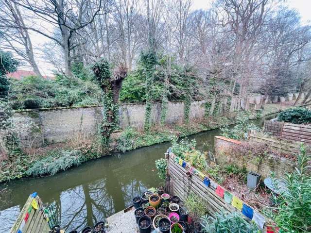 Brugge,in de Moerstraat,huis uitgevend met tuintje op de Rei, 3 slaapkamers, open bureau