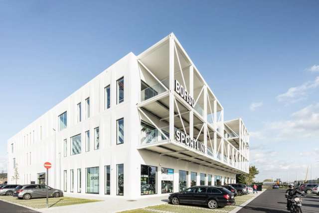 Kantoor 355,9 m² op toplocatie te Roeselare met parkeerplaatsen.